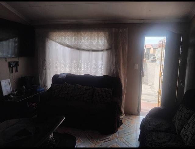 2 BEDROOM HOUSE FOR SALE IN TSAKANE
